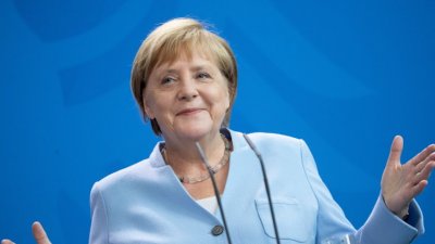 Меркел се върна на работа след две седмици карантина