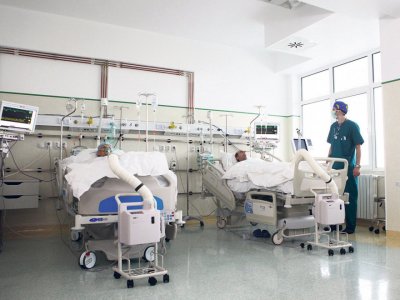 Медиците в Румъния, работещи с COVID-19, ще получат 500 евро