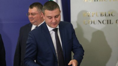 Горанов: Няма да намаляваме възнагражденията в бюджетната сфера