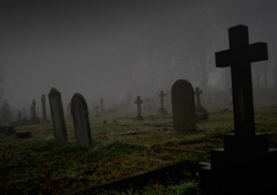 Кола се размаза в дърво до гробище