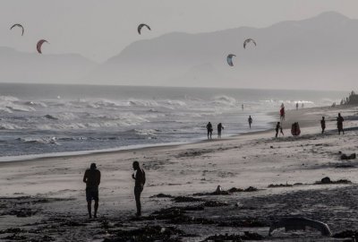 Запалени сърфисти излязоха в Рио, не устояха на забраните