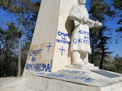 Със "Смърт на окупаторите" осъмна паметникът на Съветската армия в Добрич