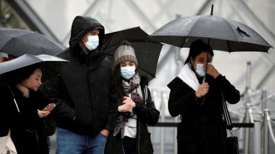 Във Франция осигуряват и задължават носене на маски