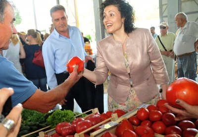 Десислава Танева си купи разсад за домат от Съединение