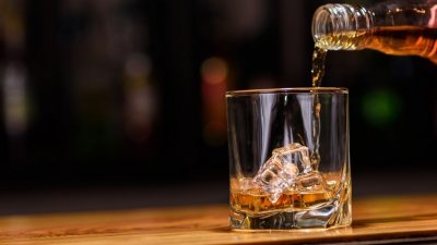 Мъж се самоизолира с бутилка уиски и порнофилм в магазин