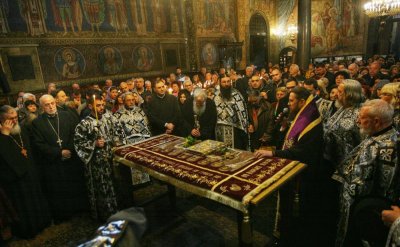 Светият Синод: Тази година няма да целувате и да пипате светата Плащаница