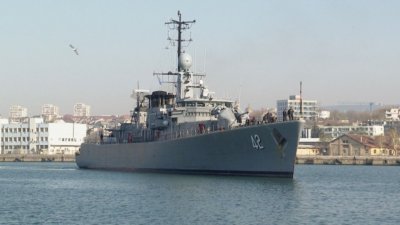 "Верни" акостира във Варна: Екипажът на бойния кораб ще е в изолация 2 дни