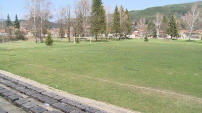 Дрифтове на селски стадион завърши с бой 