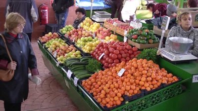 Екипи на РЗИ проверяват пазарите и цветните борси