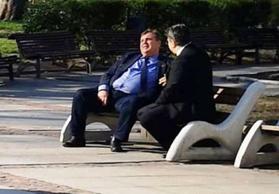 МВР проверява седял ли е Каракачанов на пейка в парка
