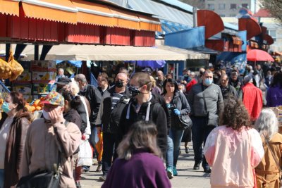 Хлопват кепенците на Женския пазар в София