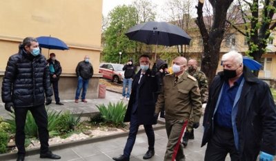 Ген. Мутафчийски и дядо Николай откриват лабораторията за диагностика на COVID-19 в Пловдив