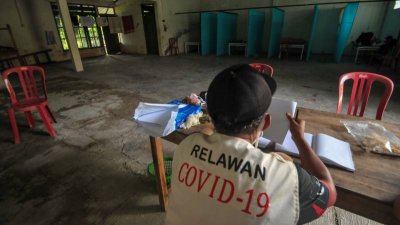 В Индонезия карантината я карат в призрачни къщи