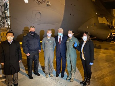 Българка пилотира самолета с помощите от Китай 