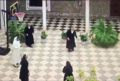 Испански монахини играят баскетбол по време на карантина
