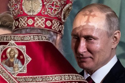 Путин пропуска великденската служба, пали свещ вкъщи