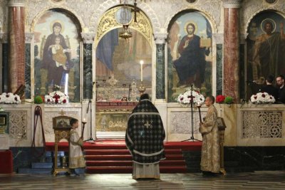 Храмът "Св. Александър Невски" пуст до обед на Велика събота (СНИМКИ)
