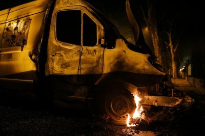 Анархисти палят Париж заради карантината