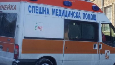 Възрастен шофьор помете пешеходец на тротоар