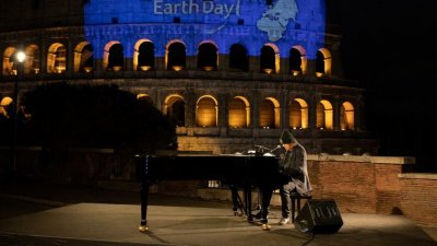 В Деня на Земята: Дзукеро пя в празния Колизеум (ВИДЕО)