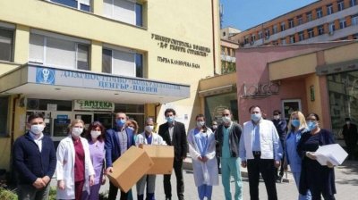 Делян Пеевски дари защитни облекла и маски на лабораторията в Плевен