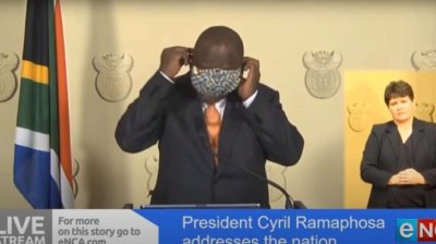 Вижте как президентът на Южна Африка си слага маска (ВИДЕО)