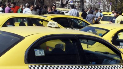 Тестват за коронавирус всички таксиджии в Червен бряг