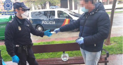 Полицията в Испания глоби мъж, разхождал рибките си по централна улица