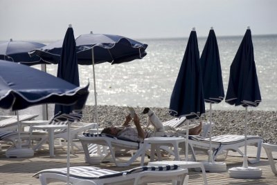 Слънце, пясък и социална дистанция на плажовете в Испания
