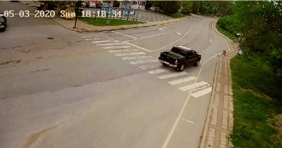 Шофьор с 2.78 промила връхлетя върху спирка в Бяла (СНИМКИ)
