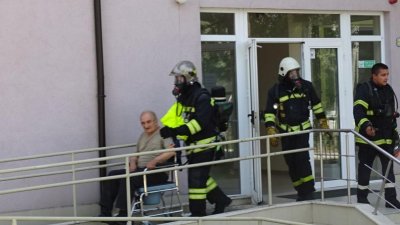 Поставят под карантина пожарникарите, гасили огъня в старческия дом в Благоевград
