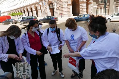 Белите престилки се борят за права: Медсестри и акушерки искат нова категория труд 