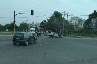 Пиян обърна колата си по таван на „Цариградско”