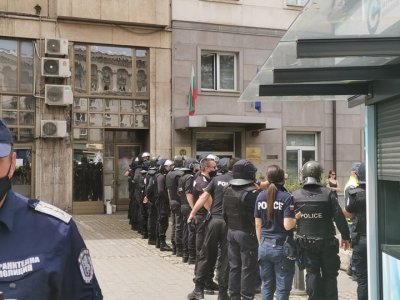 Кордон от полиция се строи на протеста пред здравното министерство
