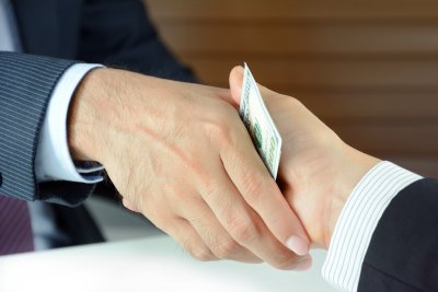 Уволниха двама горски за взет подкуп