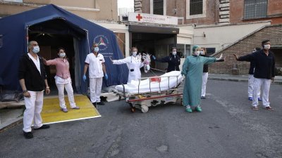 Двоен скок на заразените в Италия