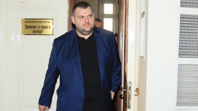 Делян Пеевски с още жестове - дари медици в Пазарджик и Пловдив