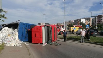 Камион се преобърна на кръстовище във Велико Търново