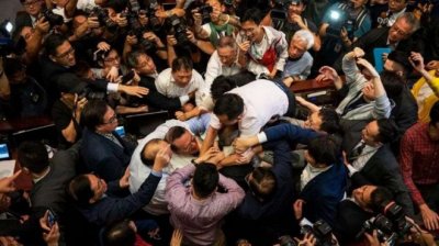 Юмручен бой в парламента в Хонконг