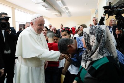 Папата към бежанците във "Враждебна": "Молете се за мен!"