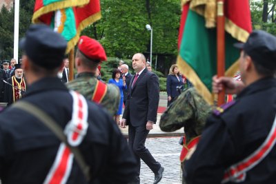 Епископ Герасим с тържествен водосвет на знамената на Българската армия