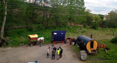 15 чужденци с коне и каравани всяват смут в Костенец
