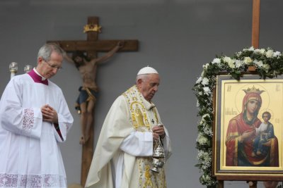 Борисов: Чест е, че папа Франциск отслужи литургията с омофора от мен