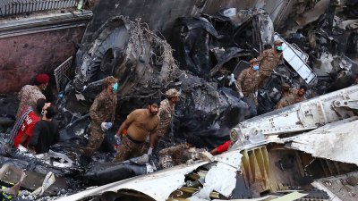 97 са жертвите на авиокатастрофата в Пакистан