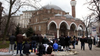 Молитвите за Рамазан байрам - пред джамиите