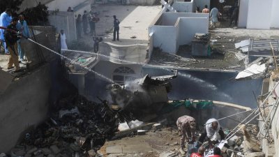 96 загинаха в самолетния ад в Пакистан