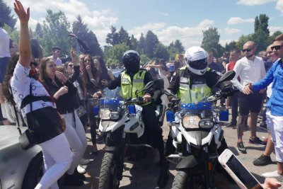 Изгониха абитуриентите от „Александър Невски“ (СНИМКИ)