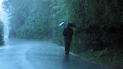 Май си отива с порои 