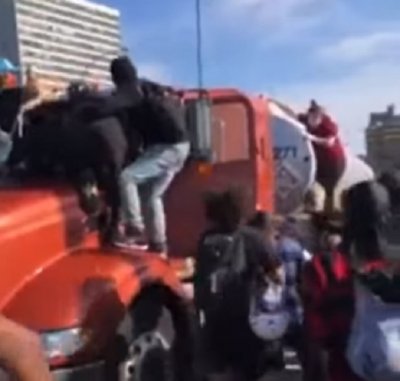 Цистерна се вряза в протест в Минеаполис, пребиха шофьора (ВИДЕО)