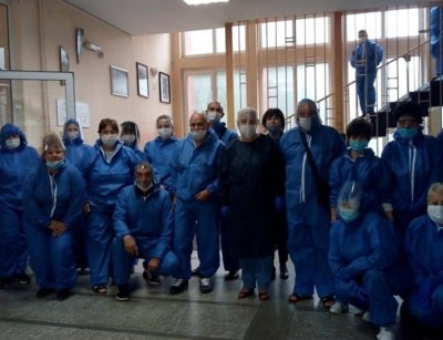 Не, това не са лекари от Ухан - а квестори от матурата 